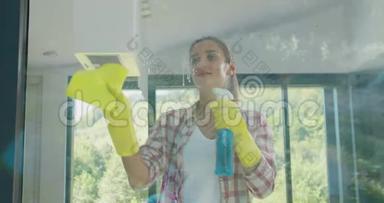 女孩用特殊工具从玻璃中取出清洁溶液，清洁服务。